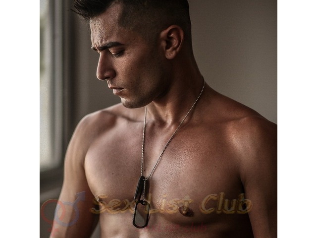 Latino de cuerpo atletico guapo masculino