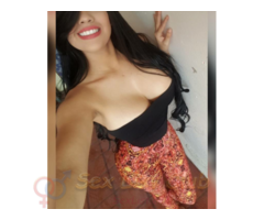 Modelo de televisión extranjera triple A jovencita bella besos con lengua oral mutuo